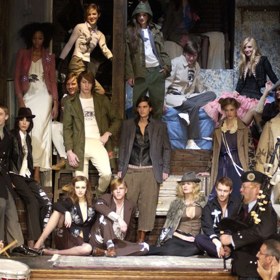 Johnson Hartig z Libertine

"Existují tuny různých památných vzpomínek z fashion weeků, ale pokud bych měl vybrat jednu, byla by to ta z první přehlídky Libertine v roce 2004. Konala se v kostele sv. Bartoloměje na Park Avenue, vedle kterého bylo tenkrát divadlo. Bylo to takové komorní s jen asi 150 hosty. Zábavní, zajímaví a vlivní lidé, jako Anna Wintour, Michael Stipe z R.E.M., Jimmy Kimmel nebo Helena Christiansen seděli v prvních řadě. Dali jsme jablka do dárkových tašek a během sledování naší show je všichni snědli. Skončilo to hraním na dudy a modelkami pózujícími na obrovském domečku pro panenky, který jsme dali na pódium. Všude bylo plno lásky."
