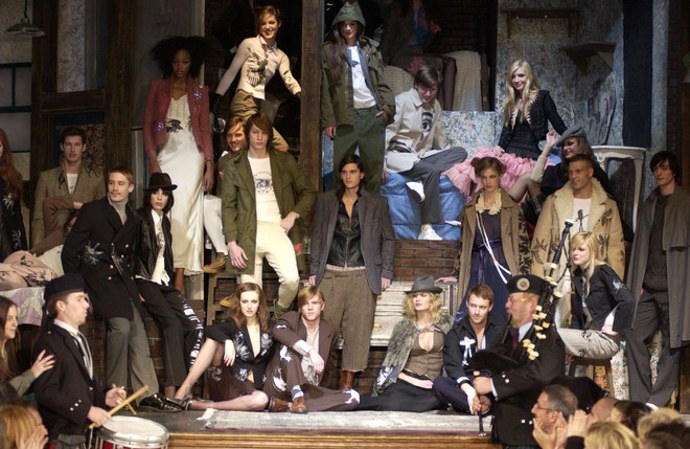 Johnson Hartig z Libertine
"Existují tuny různých památných vzpomínek z fashion weeků, ale pokud bych měl vybrat jednu, byla by to ta z první přehlídky Libertine v roce 2004. Konala se v kostele sv. Bartoloměje na Park Avenue, vedle kterého bylo tenkrát divadlo. Bylo to takové komorní s jen asi 150 hosty. Zábavní, zajímaví a vlivní lidé, jako Anna Wintour, Michael Stipe z R.E.M., Jimmy Kimmel nebo Helena Christiansen seděli v prvních řadě. Dali jsme jablka do dárkových tašek a během sledování naší show je všichni snědli. Skončilo to hraním na dudy a modelkami pózujícími na obrovském domečku pro panenky, který jsme dali na pódium. Všude bylo plno lásky."
Johnson Hartig z Libertine
"Existují tuny různých památných vzpomínek z fashion weeků, ale pokud bych měl vybrat jednu, byla by to ta z první přehlídky Libertine v roce 2004. Konala se v kostele sv. Bartoloměje na Park Avenue, vedle kterého bylo tenkrát divadlo. Bylo to takové komorní s jen asi 150 hosty. Zábavní, zajímaví a vlivní lidé, jako Anna Wintour, Michael Stipe z R.E.M., Jimmy Kimmel nebo Helena Christiansen seděli v prvních řadě. Dali jsme jablka do dárkových tašek a během sledování naší show je všichni snědli. Skončilo to hraním na dudy a modelkami pózujícími na obrovském domečku pro panenky, který jsme dali na pódium. Všude bylo plno lásky."