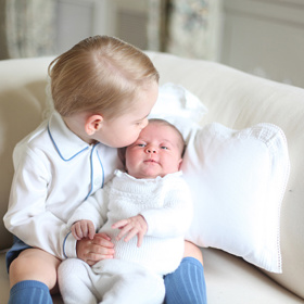 Prohlédněte si nejroztomilejší fotografie prince George a princezny Charlotte.