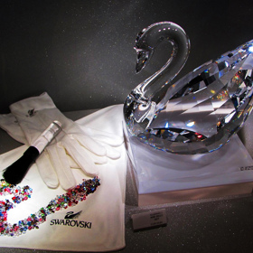 Křišťál Swarovski. Od šperků přes sošky po blyštivé komponenty využívané v mnoha odvětvích. 
