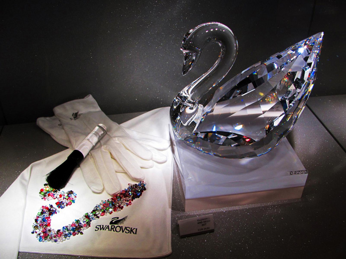 Křišťál Swarovski. Od šperků přes sošky po blyštivé komponenty využívané v mnoha odvětvích. 
