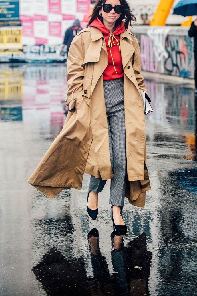 Proč byste si nemohla vzít mikinu s kapucí pod elegantní trenčkot? Alespoň vám bude pěkně teplo!
Proč byste si nemohla vzít mikinu s kapucí pod elegantní trenčkot? Alespoň vám bude pěkně teplo!