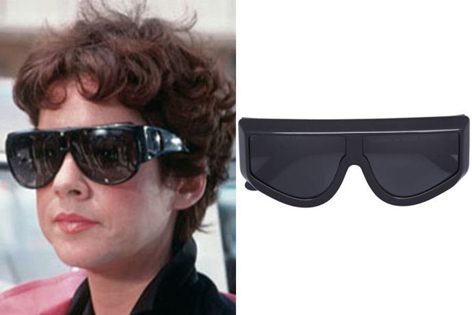 Rizzo z filmu Pomáda

Stockard Channing v roli Rizzo se za dobu existence Pomády stala synonymem pro drzou rebelii. Neustále kouří, nadává a pudřenkou zakrývá cucfleky. Proto se i tyto brýle od Wandy Nylon staly ztělesněním její osobnosti a umožní tak i těm nejvíc plachým z nás stát se alespoň na chvíli legendární Rizzo. Pořídíte je na Farfetch.com za 471 liber.
