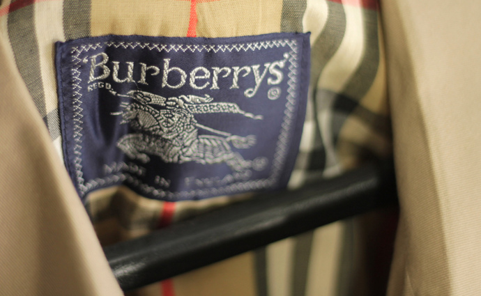 Značka Burberry se stala ikonickou díky svému kostkovanému designu. 
