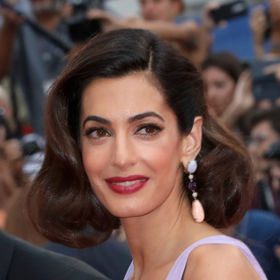 Amal Clooney
Pro Amal dělala make-up Charlotte Tilbury pouze produkty z její značky, což je dobrý začátek. Pak už stačí jen vytvořit falešné mikádo připnutím dlouhých vlasů dospod, nalakovat pořádný objem a je hotovo!
Amal Clooney
Pro Amal dělala make-up Charlotte Tilbury pouze produkty z její značky, což je dobrý začátek. Pak už stačí jen vytvořit falešné mikádo připnutím dlouhých vlasů dospod, nalakovat pořádný objem a je hotovo!