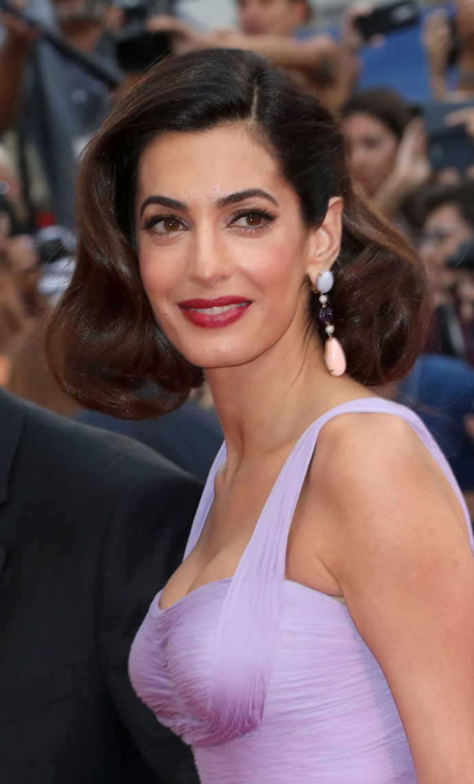 Amal Clooney
Pro Amal dělala make-up Charlotte Tilbury pouze produkty z její značky, což je dobrý začátek. Pak už stačí jen vytvořit falešné mikádo připnutím dlouhých vlasů dospod, nalakovat pořádný objem a je hotovo!
Amal Clooney
Pro Amal dělala make-up Charlotte Tilbury pouze produkty z její značky, což je dobrý začátek. Pak už stačí jen vytvořit falešné mikádo připnutím dlouhých vlasů dospod, nalakovat pořádný objem a je hotovo!