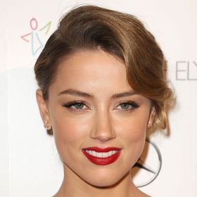 Amber Heard
Klíčem k takovému looku je lak na vlasy, více laku na vlasy a zase opět lak na vlasy. Navlňte přední část vlasů a tu zadní stáhněte co nejvíce k hlavě. A samozřejmě nesmíte zapomenout na klasickou červenou rtěnku.
Amber Heard
Klíčem k takovému looku je lak na vlasy, více laku na vlasy a zase opět lak na vlasy. Navlňte přední část vlasů a tu zadní stáhněte co nejvíce k hlavě. A samozřejmě nesmíte zapomenout na klasickou červenou rtěnku.