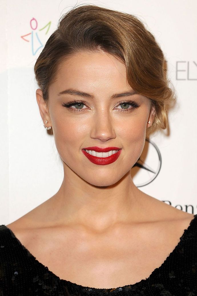 Amber Heard
Klíčem k takovému looku je lak na vlasy, více laku na vlasy a zase opět lak na vlasy. Navlňte přední část vlasů a tu zadní stáhněte co nejvíce k hlavě. A samozřejmě nesmíte zapomenout na klasickou červenou rtěnku.
Amber Heard
Klíčem k takovému looku je lak na vlasy, více laku na vlasy a zase opět lak na vlasy. Navlňte přední část vlasů a tu zadní stáhněte co nejvíce k hlavě. A samozřejmě nesmíte zapomenout na klasickou červenou rtěnku.