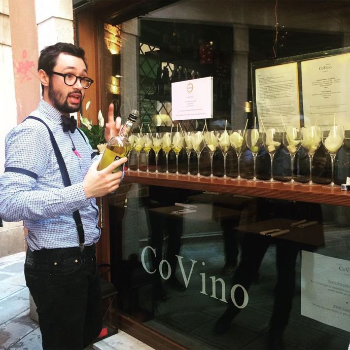 Restaurace CoVino

Tato restaurace je skutečně exkluzivní, protože je zde pouhých 16 míst. Není však nijak staromódní ani v ní není dusný vydýchaný vzduch. Uvaděčka Andrea a kuchař Dimitri zaručují, že restaurace žije a je v ní rušno. Podávají zde lokální speciality a tříchodové menu si dáte pod 40 euro.
