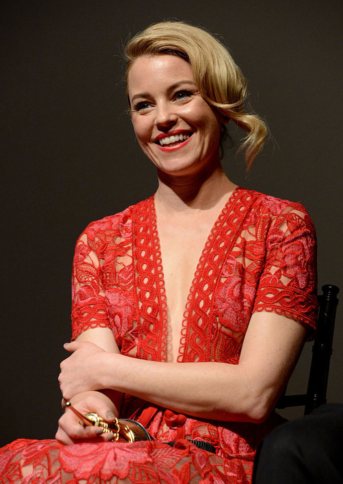 Elizabeth Banks
Lesklé červenorůžové rty a blond vlna ve stylu pin-up, to je klíčem k úspěchu.
Elizabeth Banks
Lesklé červenorůžové rty a blond vlna ve stylu pin-up, to je klíčem k úspěchu.