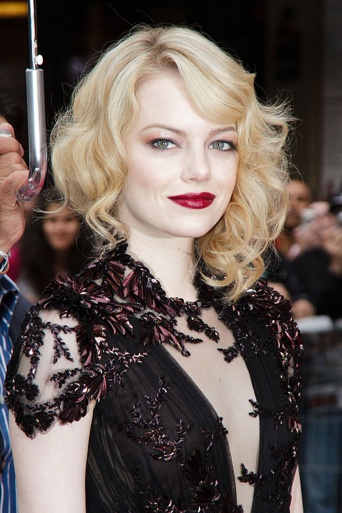 Emma Stone
Skoro každý její look byl tenkrát alespoň trochu v retro náladě! Zde zvolila platinově blond kudrny, křídově bílou pleť a upírsky rudé rty.
Emma Stone
Skoro každý její look byl tenkrát alespoň trochu v retro náladě! Zde zvolila platinově blond kudrny, křídově bílou pleť a upírsky rudé rty.