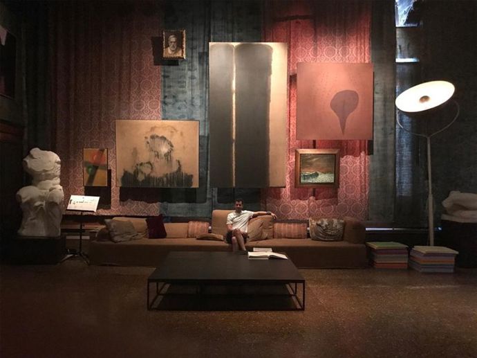 Muzeum Palazzo Fortuny

Tento gotický palác byl kdysi domovem návrháře Mariana Fortunyho a dnes jsou zde stále k vidění kvalitní látky a jeho rodinné portréty. Také zde v různých expozicích najdete malby současných umělců a vždy zde objevíte něco nového. 
