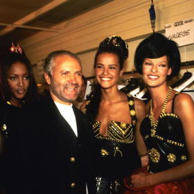 Carla Bruni, Naomi Campbell, Gianni Versace a Nadege a Linda Evangelista na Versace High Fashion Show v pařížském hotelu Ritz 1. července 1992.
