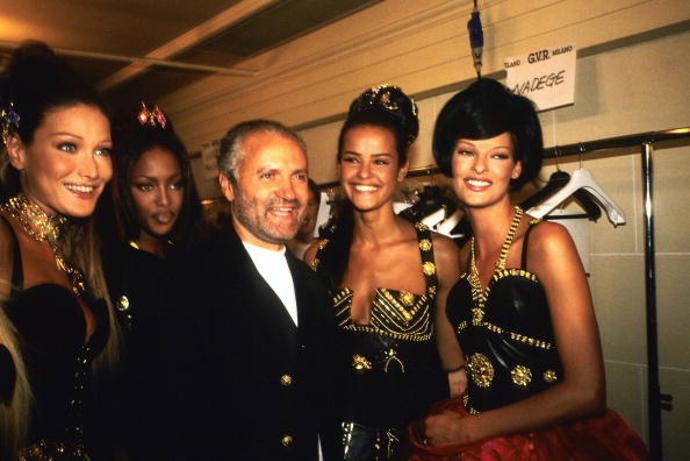 Carla Bruni, Naomi Campbell, Gianni Versace a Nadege a Linda Evangelista na Versace High Fashion Show v pařížském hotelu Ritz 1. července 1992.

