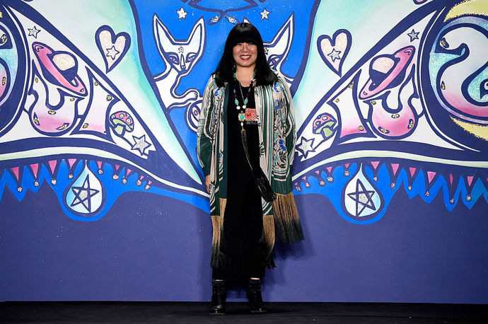 Anna Sui
"V backstage po mé přehlídce podzimní kolekce roku 1996 byl každý rozrušený a všichni si špitali kvůli celebritě, která seděla v první řadě. Ta historka se ke mně donášela po kouscích. Moje kamarádka Linda byla v publiku a přivedla s sebou svého manžela Johnnyho Ramona. Shodou okolností firma McDonald's tehdy představovala postavu Ronalda McDonalda a zeptali se, jestli by se Ronald mohl přehlídky také zúčastnit. Ukázalo se, že oba - Linda i Ronald - mají na sobě tu stejnou paruku v zářivě oranžové barvě! "
Anna Sui
"V backstage po mé přehlídce podzimní kolekce roku 1996 byl každý rozrušený a všichni si špitali kvůli celebritě, která seděla v první řadě. Ta historka se ke mně donášela po kouscích. Moje kamarádka Linda byla v publiku a přivedla s sebou svého manžela Johnnyho Ramona. Shodou okolností firma McDonald's tehdy představovala postavu Ronalda McDonalda a zeptali se, jestli by se Ronald mohl přehlídky také zúčastnit. Ukázalo se, že oba - Linda i Ronald - mají na sobě tu stejnou paruku v zářivě oranžové barvě! "