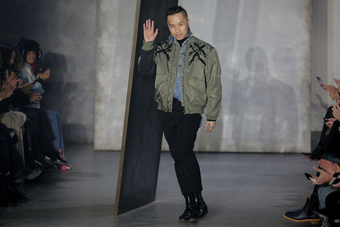 Phillip Lim z 3.1 Phillip Lim
"Jedna z mých nejnezapomenutelnějších vzpomínek z newyorského fashion weeku je ta z naší přehlídky podzimní kolekce v roce 2007. Obsadili jsme tenkrát starý klub Tunnel v Chelsea. Přehlídkové molo se táhlo od 11. po 12. avenue - bylo to to nejdelší molo, které jsem kdy viděl! Neuvěřitelná Du Juan uzavřela show v superúzkých splývavých šatech s tou nejmenší obručí vespod. Musela jít skutečně pomalu, aby se ujistila, že nezakopne. Cítil jsem se hrozně a byl jsem tak naivní, když jsem si myslel, že je tohle dobrý nápad!"
Phillip Lim z 3.1 Phillip Lim
"Jedna z mých nejnezapomenutelnějších vzpomínek z newyorského fashion weeku je ta z naší přehlídky podzimní kolekce v roce 2007. Obsadili jsme tenkrát starý klub Tunnel v Chelsea. Přehlídkové molo se táhlo od 11. po 12. avenue - bylo to to nejdelší molo, které jsem kdy viděl! Neuvěřitelná Du Juan uzavřela show v superúzkých splývavých šatech s tou nejmenší obručí vespod. Musela jít skutečně pomalu, aby se ujistila, že nezakopne. Cítil jsem se hrozně a byl jsem tak naivní, když jsem si myslel, že je tohle dobrý nápad!"