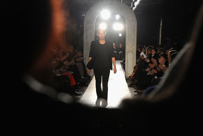 Jason Wu
"Na mém prvním NYFW jsme hráli v backstage Monopoly, abychom zabili čas. Všechny modelky totiž měly několikahodinové zpoždění, protože nikdo nevěděl, kdo jsem."
Jason Wu
"Na mém prvním NYFW jsme hráli v backstage Monopoly, abychom zabili čas. Všechny modelky totiž měly několikahodinové zpoždění, protože nikdo nevěděl, kdo jsem."