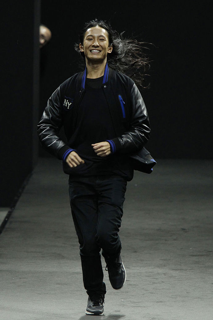 Alexander Wang
"Moje první přehlídka na NYFW mi připadala, jako bych si s kamarády hrál na 'převlékanou'. Dnes už bych nikdy neměl nervy na to, abych to organizoval tak, jako tenkrát - abych byl tak nonšalantní a spontánní. Neměl jsem vůbec žádná očekávání ohledně recenzí či prodeje a ani jsem si nemyslel, že tohle by bylo to, jak se má módní přehlídka dělat. Takže jsme to... prostě udělali. Pamatuji si, že potom to byl skutečně skvělý pocit z toho, že se podařilo spojit všechny části mé vize dohromady. Nevyžíval jsem se v nějakém obrovském pocitu úspěchu nebo úlevy, vlastně jsem dokonce začal hned přemýšlet o další přehlídce."
Alexander Wang
"Moje první přehlídka na NYFW mi připadala, jako bych si s kamarády hrál na 'převlékanou'. Dnes už bych nikdy neměl nervy na to, abych to organizoval tak, jako tenkrát - abych byl tak nonšalantní a spontánní. Neměl jsem vůbec žádná očekávání ohledně recenzí či prodeje a ani jsem si nemyslel, že tohle by bylo to, jak se má módní přehlídka dělat. Takže jsme to... prostě udělali. Pamatuji si, že potom to byl skutečně skvělý pocit z toho, že se podařilo spojit všechny části mé vize dohromady. Nevyžíval jsem se v nějakém obrovském pocitu úspěchu nebo úlevy, vlastně jsem dokonce začal hned přemýšlet o další přehlídce."