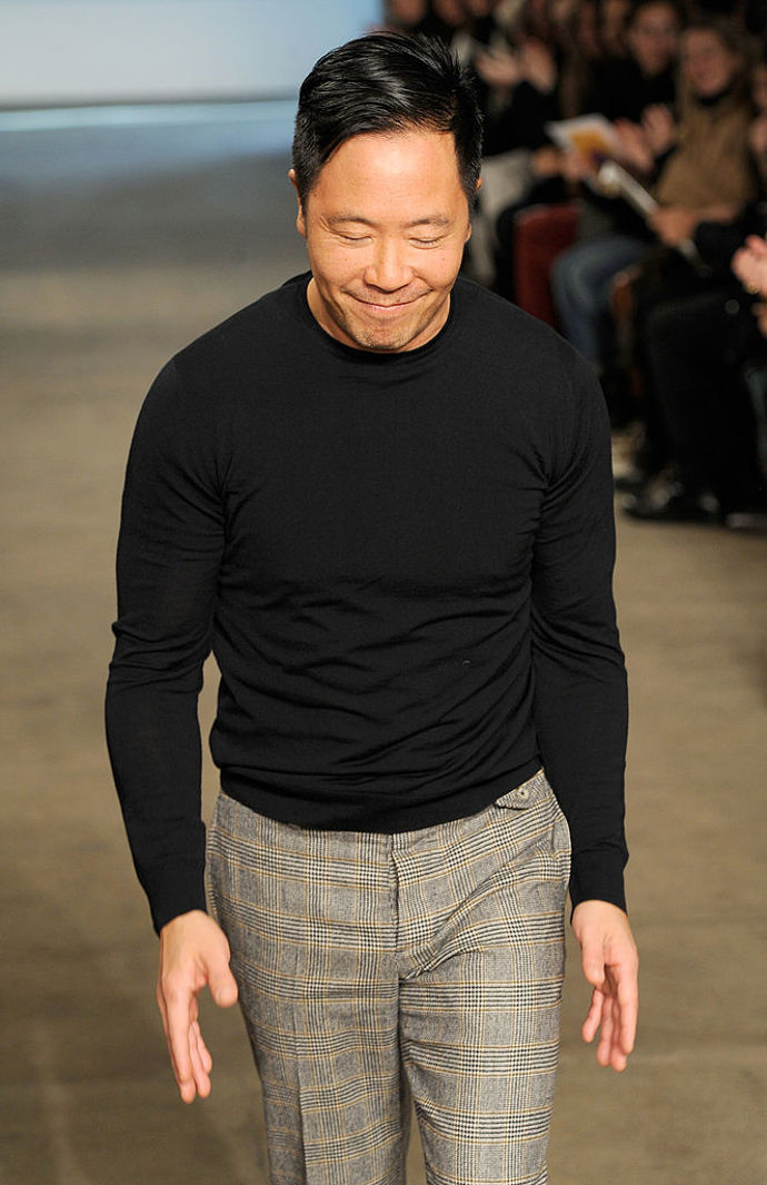 Derek Lam
"Pro mou první kolekci na přehlídkovém molu jsem vybral malou galerii nábytku ve West Village, kde bylo maximálně 65 míst k sezení a 35 ke stání. Bylo narváno a modelky měly zpoždění, takže já byl v backstagi zamyšlený a vůbec jsem nevěděl, co se děje na druhé straně zdi. O sedmnáct looků později jsem vyšel na molo, abych všem poděkoval za to, že přišli. Byl jsem ohromený tím řevem a skupinovým objetím od mých kamarádů, což se ukázalo, že jsou vlastně ta nejvlivnější jména v newyorské módní komunitě. Jen jsem věděl, že jsme odeslali pozvánky a přijali potvrzení účasti, vůbec jsem si nepředstavoval takovou štědrost až do té doby, než jsem ji zažil. Rozhodně mi tenhle moment změnil kariéru, a proto se z něj stále těším a jsem za něj vděčný."
Derek Lam
"Pro mou první kolekci na přehlídkovém molu jsem vybral malou galerii nábytku ve West Village, kde bylo maximálně 65 míst k sezení a 35 ke stání. Bylo narváno a modelky měly zpoždění, takže já byl v backstagi zamyšlený a vůbec jsem nevěděl, co se děje na druhé straně zdi. O sedmnáct looků později jsem vyšel na molo, abych všem poděkoval za to, že přišli. Byl jsem ohromený tím řevem a skupinovým objetím od mých kamarádů, což se ukázalo, že jsou vlastně ta nejvlivnější jména v newyorské módní komunitě. Jen jsem věděl, že jsme odeslali pozvánky a přijali potvrzení účasti, vůbec jsem si nepředstavoval takovou štědrost až do té doby, než jsem ji zažil. Rozhodně mi tenhle moment změnil kariéru, a proto se z něj stále těším a jsem za něj vděčný."