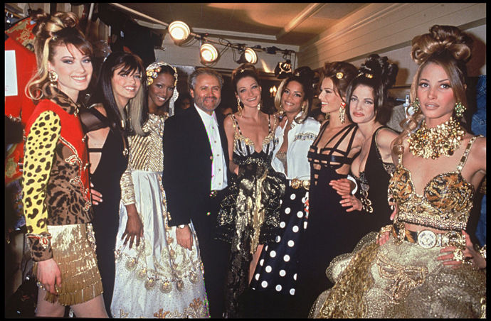 Gianni Versace s modelkami Naomi Campbell, Carlou Bruni, Karen Mulder, Christy Turlington a dalšími na Haute Couture fashion show v roce 1992 v Paříži.
