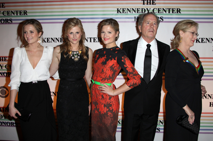 Grace Gummer, Mamie Gummer, Louisa Gummer, Don Gummer a Meryl Streep. Legendární herečka si převzala z rukou tehdejšího prezidenta Baraka Obamy ocenění za zásluhy v umění a kultuře ve washingtonském Kennedy Center, 4. prosince 2011
Grace Gummer, Mamie Gummer, Louisa Gummer, Don Gummer a Meryl Streep. Legendární herečka si převzala z rukou tehdejšího prezidenta Baraka Obamy ocenění za zásluhy v umění a kultuře ve washingtonském Kennedy Center, 4. prosince 2011
