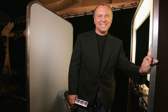 Michael Kors
"Moje první přehlídka byla s podzimní kolekcí v roce 1984. Většina přehlídek byla tenkrát v takových hotelech mimo centrum města, jako je Plaza nebo Pierre. A já si řekl: 'Ne, sice bych mohl oblékat ženy mimo centrum města, ale já jsem kluk z centra.' Tak jsem našel galerii umění na šesté avenue a 19. ulici. Ale vůbec mi nedošlo, že tam může být výstava s jasně modrými stěnami, což úplně nefungovalo s mojí kolekcí v béžové, šedé, čokoládově hnědé, zlaté a stříbrné. Přesvědčil jsem galerii, aby mi dovolili vymalovat stěny na bílo, ale opět mi nedošlo, že tam bude barva ještě nějakou dobu cítit. Ráno v den, kdy se měla přehlídka odehrát, jsem tam vešel a pomyslel si: 'Ti lidé se těmi výpary z barvy udusí.' A ukázalo se, že to skutečně všichni poznali, protože magazín Women's Wear Daily odstartoval recenzi slovy 'V galerii páchnoucí čerstvou barvou...'
Vůbec jsem si nemyslel, že by na tu přehlídku někdo přišel, říkal jsem si, že možná moje matka se ukáže, pár kamarádů a hrstka redaktorů. Tenkrát všichni fotografové seděli v první řadě, nebyl tam pro ně žádný jiný vyhrazený prostor. A jak je vidět na fotografiích, molo bylo celé odřené. Netušil jsem, že tohle černé lesklé molo bude vypadat jako když na něm v prachu stepovalo stádo slonů. To místo bylo úplně sesypané. Ale přehlídka se opravdu povedla. Nikdy jsem se neohlížel. S Iman jsme se stali skvělými přáteli a i další ženy z té přehlídky jsou stále součástí mého života. A nejlepší na tom celém je, že kalhoty, které měla na sobě právě Iman, jsou v podstatě úplně ty stejné kalhoty, které měl na sobě Edie Campbell na mé poslední podzimní přehlídce."
Michael Kors
"Moje první přehlídka byla s podzimní kolekcí v roce 1984. Většina přehlídek byla tenkrát v takových hotelech mimo centrum města, jako je Plaza nebo Pierre. A já si řekl: 'Ne, sice bych mohl oblékat ženy mimo centrum města, ale já jsem kluk z centra.' Tak jsem našel galerii umění na šesté avenue a 19. ulici. Ale vůbec mi nedošlo, že tam může být výstava s jasně modrými stěnami, což úplně nefungovalo s mojí kolekcí v béžové, šedé, čokoládově hnědé, zlaté a stříbrné. Přesvědčil jsem galerii, aby mi dovolili vymalovat stěny na bílo, ale opět mi nedošlo, že tam bude barva ještě nějakou dobu cítit. Ráno v den, kdy se měla přehlídka odehrát, jsem tam vešel a pomyslel si: 'Ti lidé se těmi výpary z barvy udusí.' A ukázalo se, že to skutečně všichni poznali, protože magazín Women's Wear Daily odstartoval recenzi slovy 'V galerii páchnoucí čerstvou barvou...'
Vůbec jsem si nemyslel, že by na tu přehlídku někdo přišel, říkal jsem si, že možná moje matka se ukáže, pár kamarádů a hrstka redaktorů. Tenkrát všichni fotografové seděli v první řadě, nebyl tam pro ně žádný jiný vyhrazený prostor. A jak je vidět na fotografiích, molo bylo celé odřené. Netušil jsem, že tohle černé lesklé molo bude vypadat jako když na něm v prachu stepovalo stádo slonů. To místo bylo úplně sesypané. Ale přehlídka se opravdu povedla. Nikdy jsem se neohlížel. S Iman jsme se stali skvělými přáteli a i další ženy z té přehlídky jsou stále součástí mého života. A nejlepší na tom celém je, že kalhoty, které měla na sobě právě Iman, jsou v podstatě úplně ty stejné kalhoty, které měl na sobě Edie Campbell na mé poslední podzimní přehlídce."