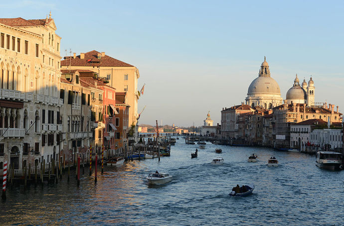 Canal Grande

Vzhledem k tomu, že v Benátkách je jedinou dopravou ta lodní, hlavní dopravní tepnou tedy nemůže být nic jiného, než kanál. Je dlouhý asi čtyři kilometry a podle některých se jedná o "nejkrásnější ulici světa". Zajímavé také je, že přes něj vedou pouze čtyři mosty, z nichž jedním je slavný Ponte di Rialto.
