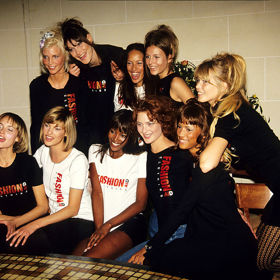 Nadja Auermann, Carla Bruni, Amber Valletta, Linda Evangelista, Naomi Campbell, Shalom Harlow, Claudia Schiffer a další topmodelky na Versace High Fashion Show hotelu Ritz 1. ledna 1994 v Paříži.

