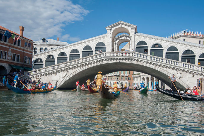 Ponte di Rialto

Krásný most ze 16. století musíte rozhodně mít alespoň na jedné fotce z Benátek. Nejlepší pohled na něj je samozřejmě z vodní plochy Canalu Grande, přes který vede, ale pokud nebudete mít to štěstí, stačí vykouknout z některé s postranních uliček. Vyplatí se si ráno přivstat a vyhnout se tak davům turistů, jež na most každodenně proudí. To ostatně platí pro většinu turistických míst nejen v Benátkách.
