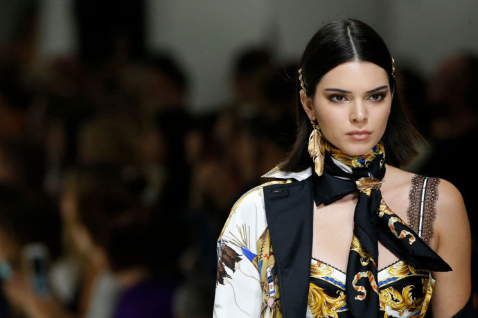 Retro z "devadesátek" jako vzpomínka na Gianniho Versace