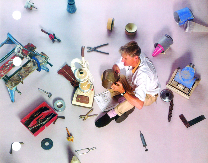 James Dyson při vývoji bezlopatkového ventilátoru. 
