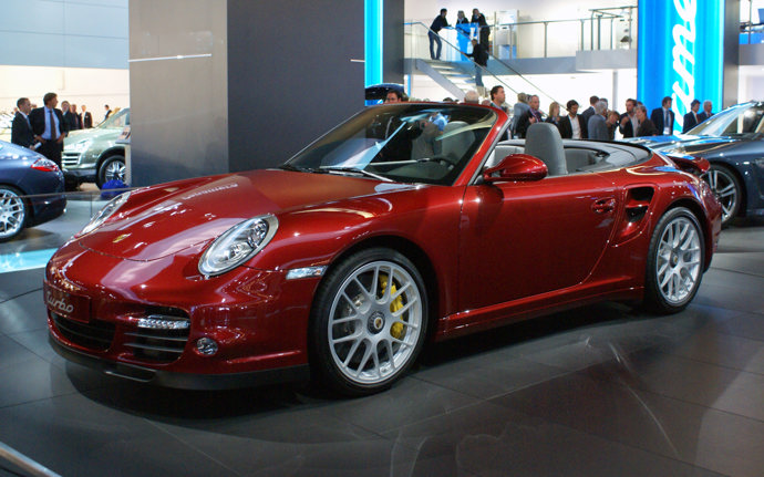 Odkaz Ferdinanda Porsche žije dál v moderním designu těchto luxusních aut. 
