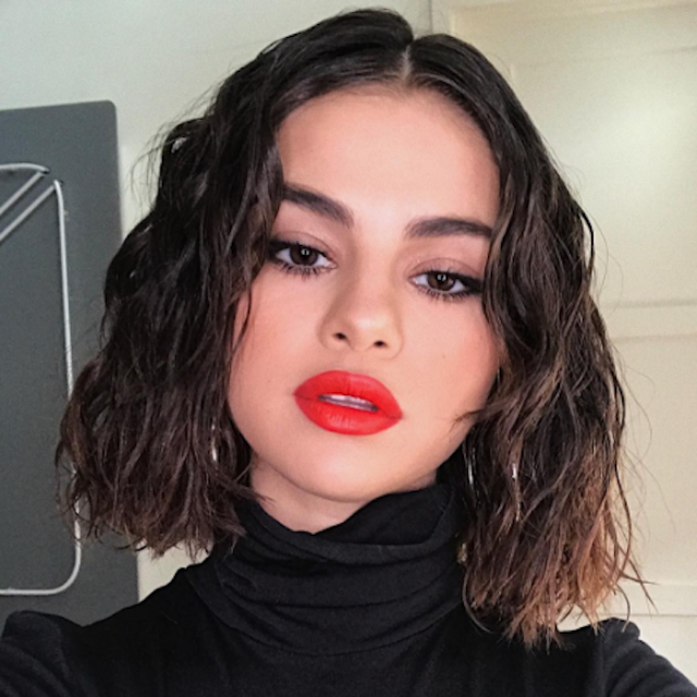 Trendy mokrý look ve stylu Seleny Gomez