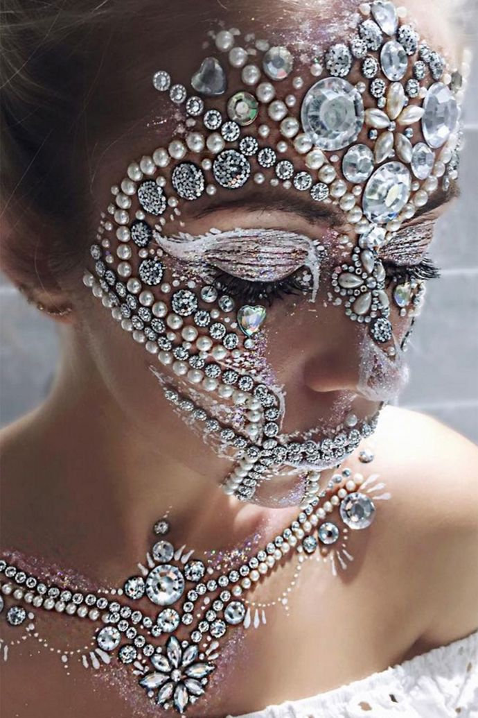 Na Instagramu @itsinyourdreams najdete skutečně profesionální líčení a halloweenské masky, tahle s perličkami a kamínky je obzvlášť povedená
