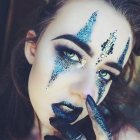 Tohle líčení vypadá trochu děsivě, ale přitom zároveň hezky. Perfektní volba, pokud se nemůžete rozhodnout, kterou stranu si pro letošní Halloween zvolíte.
Tohle líčení vypadá trochu děsivě, ale přitom zároveň hezky. Perfektní volba, pokud se nemůžete rozhodnout, kterou stranu si pro letošní Halloween zvolíte.