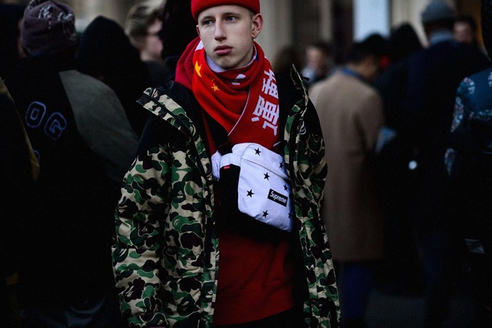 Nakupování
Když přijedete do New Yorku asi vás překvapí, že jsou tu před některými obchody fronty. Lidé tu čekají klidně i celé dny a noci, jakmile jde o nějakou limitovanou kolekci tenisek Adidas, Nike nebo kolaborací streetwearových značek BAPE a Supreme. Nic pro vás? No pro mě asi taky ne, i když se může jednat o celkem spolehlivou investici. Teda jedině v případě, že “limitky” oblečení a sneakersek nebudete nosit a budete čekat, až přijde ta správná doba k prodeji.
Ehmm. No pokud chcete poznat NYC, na fronty pro mikinu s opicí nebo tenisky od “Yeezuse” zkrátka není čas, radši si zajděte do obchodu Urban Outfitters. Najdete tu pánskou i dámskou módu různých značek a stylů včetně doplňků a kosmetiky. Retro, vintage, hipster - vybere si tu opravdu každý. Můžete si tu dokonce koupit i analogový “foťák” Instax od Fujifilmu. Bude se vám hodit na procházkách městem.
https://www.urbanoutfitters.com/
Nakupování
Když přijedete do New Yorku asi vás překvapí, že jsou tu před některými obchody fronty. Lidé tu čekají klidně i celé dny a noci, jakmile jde o nějakou limitovanou kolekci tenisek Adidas, Nike nebo kolaborací streetwearových značek BAPE a Supreme. Nic pro vás? No pro mě asi taky ne, i když se může jednat o celkem spolehlivou investici. Teda jedině v případě, že “limitky” oblečení a sneakersek nebudete nosit a budete čekat, až přijde ta správná doba k prodeji.
Ehmm. No pokud chcete poznat NYC, na fronty pro mikinu s opicí nebo tenisky od “Yeezuse” zkrátka není čas, radši si zajděte do obchodu Urban Outfitters. Najdete tu pánskou i dámskou módu různých značek a stylů včetně doplňků a kosmetiky. Retro, vintage, hipster - vybere si tu opravdu každý. Můžete si tu dokonce koupit i analogový “foťák” Instax od Fujifilmu. Bude se vám hodit na procházkách městem.
https://www.urbanoutfitters.com/