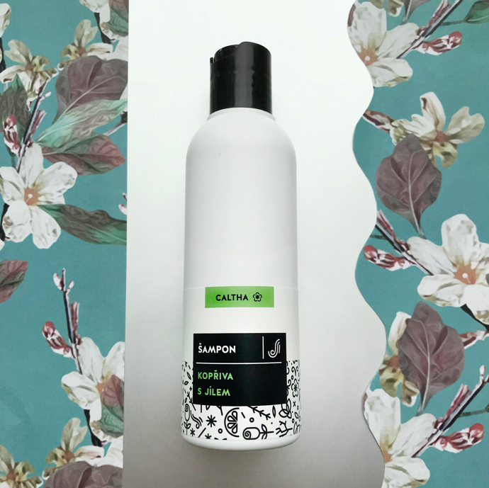 ŠAMPON KOPŘIVA S JÍLEM CALTHA (100 ml)

Přírodní kopřivový šampon nastartuje regeneraci vašich vlasů i vlasové pokožky. Kopřiva dvoudomá posiluje vlasové cibulky a udržuje vlasy delší dobu ve zdravé kondici, jíl odvádí z pokožky toxiny, panthenol a pšeničný protein vlasy hydratuje a posiluje a působí proti jejich vypadávání.

