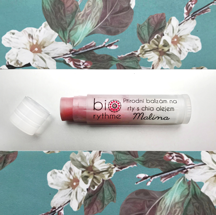 BALZÁM NA RTY S CHIA OLEJEM MALINA BIORYTHME (4,8 ml)

Balzám na rty od Biorythme probudí vaše smysly svojí okouzlující malinovou vůní, zatímco o rty dokonale pečuje bambucké máslo a další přírodní složky. Je to nezbytnost do každé kabelky, vyladěná do posledního detailu – dobře se roztírá a na rtech vydrží báječně dlouho. Neobsahuje parafín a jiné ropné produkty. Rty jsou po nanesení decentně lesklé a vyživené.
