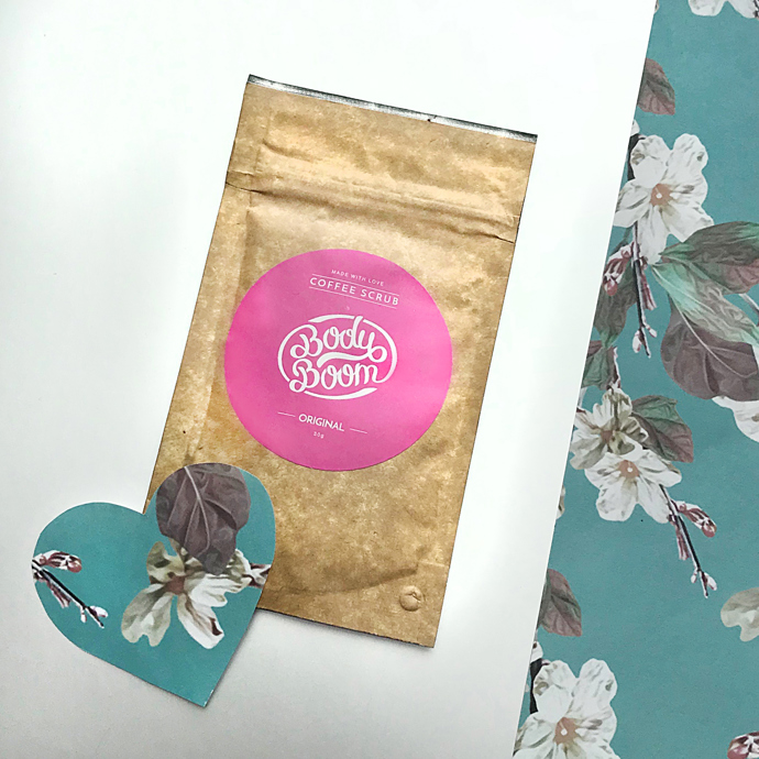 ORGANICKÝ KÁVOVÝ PEELING BODY BOOM (30 g)

Vytvořen z nejlepší kávy a dalších přírodních ingrediencí. Jeho dotyk dělá zázraky–bojuje proti celulitidě a striím, vyhlazuje a posiluje pleť. Věřte, že po každém použití bude vaše kůže vypadat lépe než kdy jindy. Obsahuje vše, po čem vaše pokožka touží! Neexistuje lepší způsob, jak začít nebo ukončit den, než společnou koupelí s neodolatelným kávovým peelingem. 
