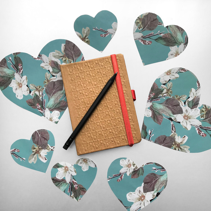 NOTES TERIBEAR (9 x13 cm)

Linkovaný notes, vydávaný pod záštitou Nadace Terezy Maxové dětem, zaujme originálním designem motivu TERIBEAR. Stane se vaším nepostradatelným pomocníkem, ve kterém si uchováte svá předsevzetí, myšlenky či každodenní pracovní úkoly. Má praktickou velikost do kabelky, poutko na tužku a uzavírání na gumičku. Oceníte i zadní kapsu na vizitky. Tento krásný zápisník vám přináší český výrobce PRESCO GROUP.
