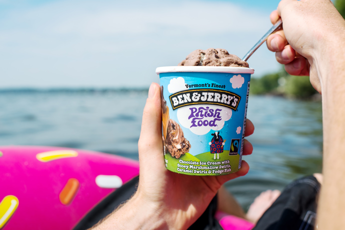 Továrna Ben & Jerry’s ve Waterbury

Další místo, které po návštěvě továrny Burton (45 km od Burlingtonu) nesmíte vynechat. Sama jsem byla překvapená, když jsem se dozvěděla, že se tady vyrábí moje nejoblíbenější zmrzlina, kterou mám dokonce ještě radši než newyorskou Häagen-Dazs, protože jsou v ní obří kusy křupavých dobrot. Žádná nuda.
