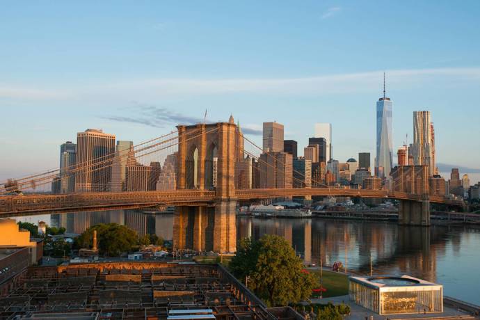 Brooklynský most
Jeden z nejstarších visutých mostů v Americe se stal symbolem země už při svém otevření v roce 1883. Věže jsou postavené z vápence, žuly a cementu v neogotickém stylu a když se setmí je celý most osvětlený pomocí reflektorů - skvělý timing pro vaši fotku!
Po mostě přejděte až do Brooklynu a do čtvrti Brooklyn Heights a vychutnejte si úchvatný pohled na panorama Manhattanu.
Brooklynský most
Jeden z nejstarších visutých mostů v Americe se stal symbolem země už při svém otevření v roce 1883. Věže jsou postavené z vápence, žuly a cementu v neogotickém stylu a když se setmí je celý most osvětlený pomocí reflektorů - skvělý timing pro vaši fotku!
Po mostě přejděte až do Brooklynu a do čtvrti Brooklyn Heights a vychutnejte si úchvatný pohled na panorama Manhattanu.