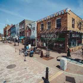 Burlington Downtown

Chcete-li nakupovat, pak Burlington je asi to jediné místo, kde najdete nějaké moderní obchody. Tím myslím třeba Macy’s, Banana Republic, Lululemon atp. Taky si tu můžete dát něco dobrého k jídlu v nějaké normální restauraci na Church Street. Já jsem vyzkoušela sushi v Asiana Noodle Shopu a pochutnala jsem si. Nejsem si ale jistá, jestli to bylo tím, že to jídlo bylo vážně tak dobré, anebo jestli jsem spíš neměla “absťák” po něčem opravdovém po 10 dnech stravování se ve fast foodech a motorestech. Vermont, stát Zelených hor, není zrovna rájem pro gurmány. S tím musíte počítat.

