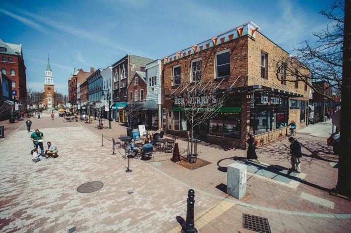 Burlington Downtown

Chcete-li nakupovat, pak Burlington je asi to jediné místo, kde najdete nějaké moderní obchody. Tím myslím třeba Macy’s, Banana Republic, Lululemon atp. Taky si tu můžete dát něco dobrého k jídlu v nějaké normální restauraci na Church Street. Já jsem vyzkoušela sushi v Asiana Noodle Shopu a pochutnala jsem si. Nejsem si ale jistá, jestli to bylo tím, že to jídlo bylo vážně tak dobré, anebo jestli jsem spíš neměla “absťák” po něčem opravdovém po 10 dnech stravování se ve fast foodech a motorestech. Vermont, stát Zelených hor, není zrovna rájem pro gurmány. S tím musíte počítat.
