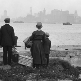 Socha Svobody a Ellis Island
Ať už se vám tohle místo zdá sebevíc profláknuté a turistické, opravdu stojí za návštěvu. Právě na Ellis Islandu, který se nachází v blízkosti Liberty Islandu a Sochy Svobody, se během 19. a 20. století shromažďovaly milióny uprchlíků z Evropy, kteří snili o lepším životě za oceánem. Mnoho z nich doma strádalo nejen po ekonomické stránce, ale taky byli z politických či náboženských důvodů pronásledováni.
Socha Svobody a Ellis Island
Ať už se vám tohle místo zdá sebevíc profláknuté a turistické, opravdu stojí za návštěvu. Právě na Ellis Islandu, který se nachází v blízkosti Liberty Islandu a Sochy Svobody, se během 19. a 20. století shromažďovaly milióny uprchlíků z Evropy, kteří snili o lepším životě za oceánem. Mnoho z nich doma strádalo nejen po ekonomické stránce, ale taky byli z politických či náboženských důvodů pronásledováni.