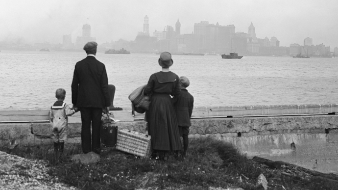 Socha Svobody a Ellis Island
Ať už se vám tohle místo zdá sebevíc profláknuté a turistické, opravdu stojí za návštěvu. Právě na Ellis Islandu, který se nachází v blízkosti Liberty Islandu a Sochy Svobody, se během 19. a 20. století shromažďovaly milióny uprchlíků z Evropy, kteří snili o lepším životě za oceánem. Mnoho z nich doma strádalo nejen po ekonomické stránce, ale taky byli z politických či náboženských důvodů pronásledováni.
Socha Svobody a Ellis Island
Ať už se vám tohle místo zdá sebevíc profláknuté a turistické, opravdu stojí za návštěvu. Právě na Ellis Islandu, který se nachází v blízkosti Liberty Islandu a Sochy Svobody, se během 19. a 20. století shromažďovaly milióny uprchlíků z Evropy, kteří snili o lepším životě za oceánem. Mnoho z nich doma strádalo nejen po ekonomické stránce, ale taky byli z politických či náboženských důvodů pronásledováni.