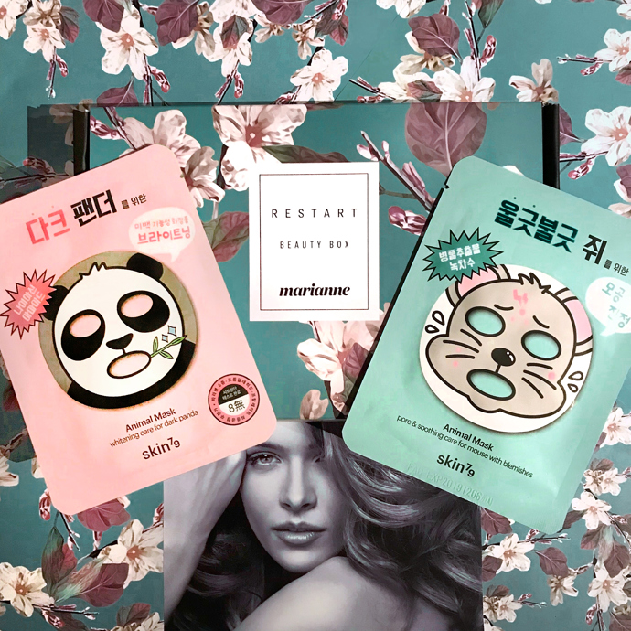 PLEŤOVÁ MASKA PANDA SKIN 79 (23 g)

Pleťová maska s vtipným potiskem je ideální pro oživení a dlouhodobou hydrataci unavené, namáhané a matné pleti. Viditelně projasňuje tmavé kruhy pod očima. Design masky v podobě medvídka pandy není zvolen náhodou – samotná plátýnková maska je totiž vyrobena ze 100% přírodních vláken z eukalyptu, tedy rostliny, která tvoří podstatnou část jídelníčku pand.

PLEŤOVÁ MASKA MYŠ SKIN 79 (23 g)

Tato maska účinně čistí a stahuje rozšířené póry, a tím snižuje jejich viditelnost. Zároveň ošetřuje a zklidňuje podrážděnou aknózní pleť a chrání ji před negativními vlivy okolního prostředí. Součástí receptury je extrakt z pupečníku asijského – kultovní rostliny mistrů jógy i domorodého obyvatelstva jihovýchodní Asie používané jako elixír mládí. Podle legendy ze Srí Lanky se bengálští tygři válejí v porostech této rostliny, aby si vyléčili rány a zhojili poranění kůže.

 
