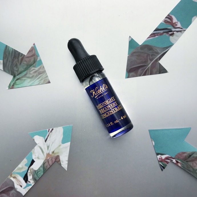 REGENERAČNÍ NOČNÍ SÉRUM MIDNIGHT RECOVERYCONCENTRATE KIEHL’S (4 ml)

Extra silný koncentrát plný aktivních rostlinných a esenciálních olejů, který je bez parabenů a vody. Je složen z komplexní směsi rostlinných olejů, včetně zvlhčujícího skvalanu, pupalky dvouleté (bohaté na omega-3 mastné kyseliny) a směs esenciálních olejů známých pro své terapeutické, vyvažující a antioxidační účinky. Byl speciálně vyvinut k posílení a regeneraci pleti během jejího odpočinku. Přes noc bude vaše pleť pevnější, rozzářená a bez známek únavy.
