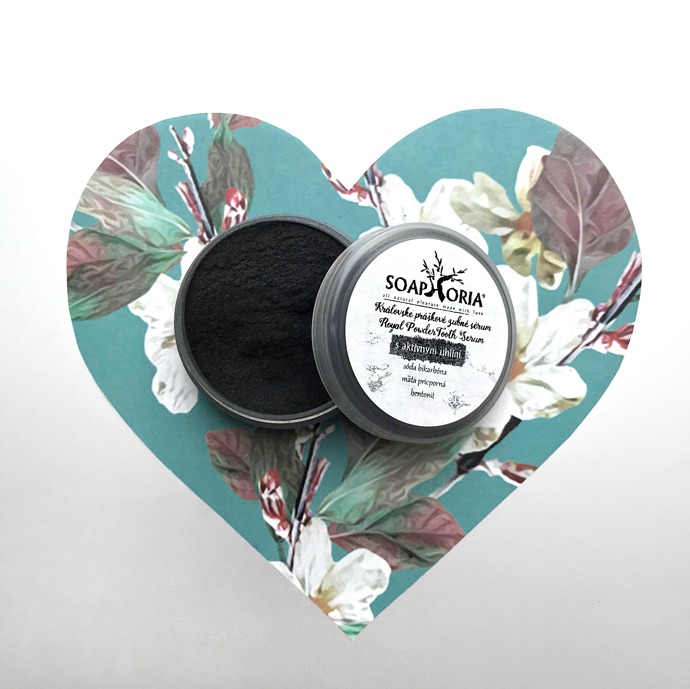 KRÁLOVSKÉ PRÁŠKOVÉ ZUBNÍ SÉRUM SOAPHOARIA (25 ml)

Práškové zubní sérum na bázi vzácného aktivního uhlí, amerického bentonitového jílu, jedlé sody a silice z máty peprné zaručuje adekvátní péči o ústní hygienu. Tyto ingredience šetrně, ale velmi účinně pulírují povrch zubů, díky čemuž sérum pomáhá k přirozeně bělejšímu a zářivějšímu úsměvu. Bentonitový jíl se vyznačuje výjimečnými absorpčními vlastnostmi a antiseptickým účinkem.

