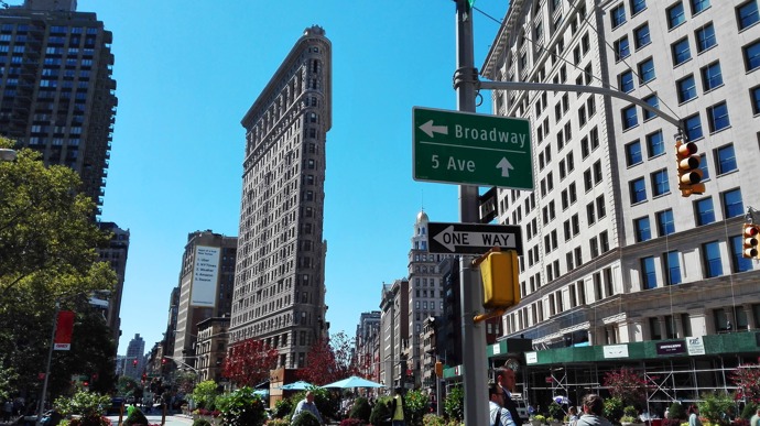 Žehlička & La Pecora Bianca
Až budete mít cestu na Broadway, zastavte se u ikonické Flatiron Building neboli žehličky, která po svém dokončení v roce 1902 patřila se svými 87 metry k nejvyšším budovám na Manhattanu.
Žehlička & La Pecora Bianca
Až budete mít cestu na Broadway, zastavte se u ikonické Flatiron Building neboli žehličky, která po svém dokončení v roce 1902 patřila se svými 87 metry k nejvyšším budovám na Manhattanu.